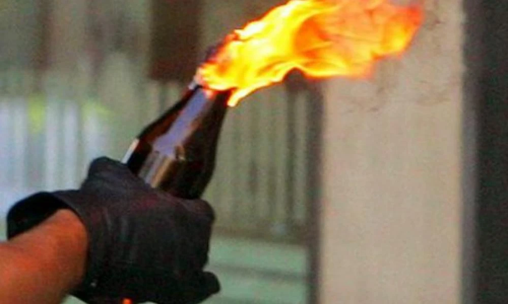 Εξάρχεια: Κουκουλοφόροι έριξαν 30 μολότωφ και εξαφανίστηκαν